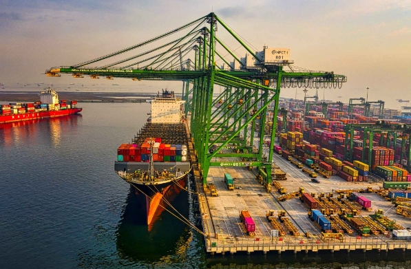 國(guó)際物流以其獨(dú)特的魅力與復(fù)雜性，編織著一張連接世界的網(wǎng)絡(luò)