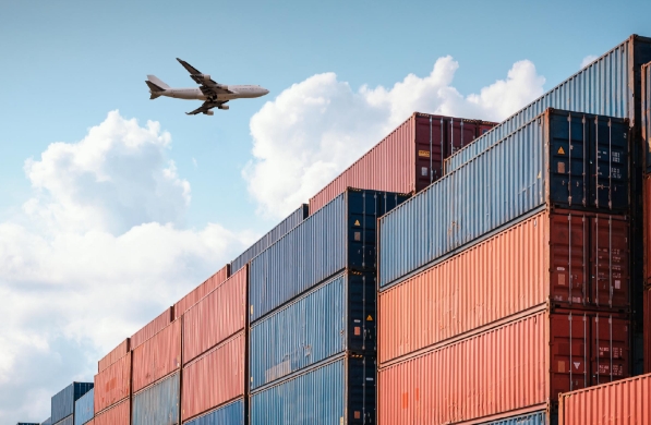 國際貨物輸運(yùn)代理能夠?yàn)榭蛻籼峁┤轿坏奈锪鹘鉀Q方案